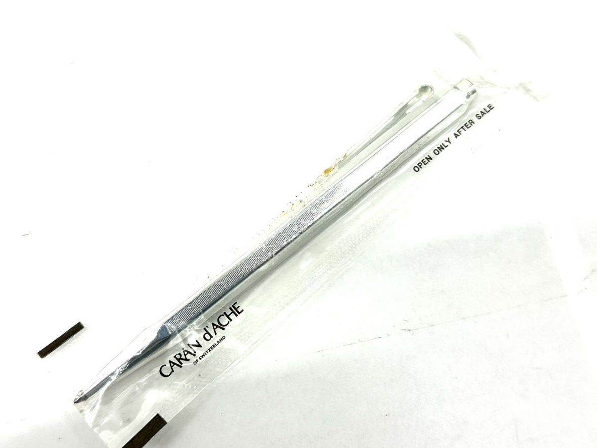 G025-H27-466 ◎ CARAN d'ACHE カランダッシュ ボールペン 箱・キーホルダー付き 六角形型 文房具 未開封_画像2