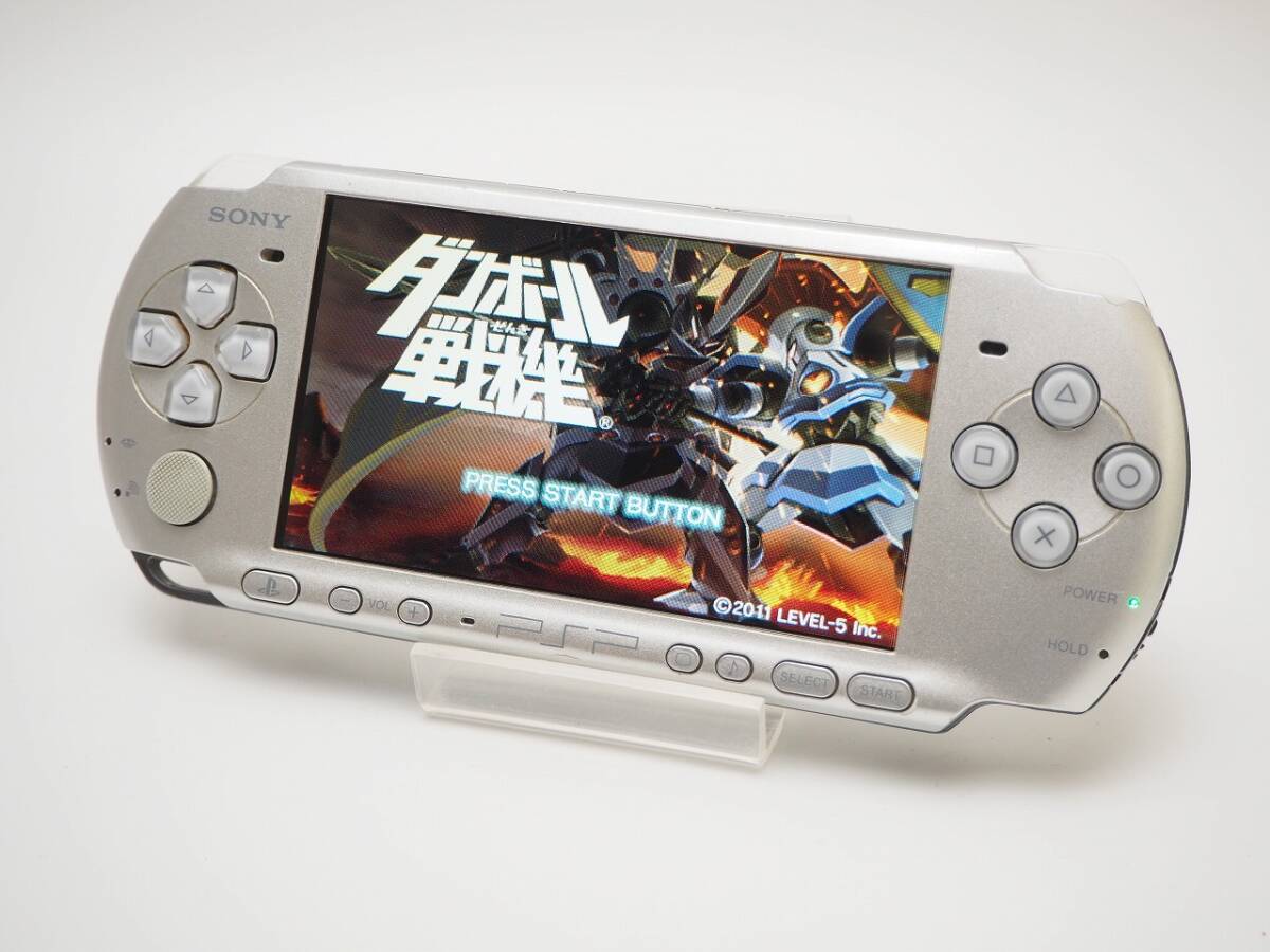 正常動作確認 SONY PSP-3000 本体 ミスティックシルバー FW6.39 バッテリ付 ダンボール戦機ゲームソフト付き プレイステーションポータブル_画像1