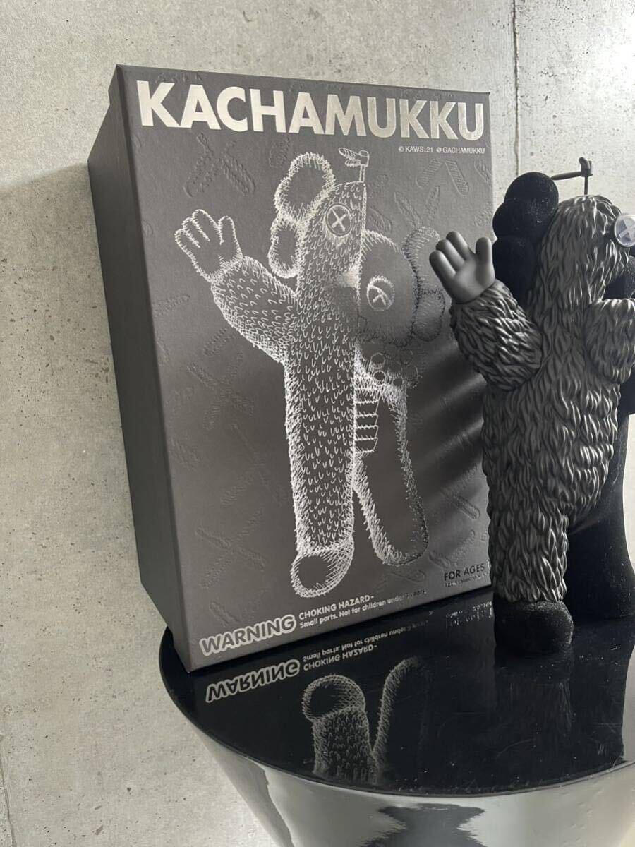 KAWS KACHAMUKKU Vinyl Figure Black colorway カウズ KAWS KACHAMUKKU Vinyl Figure Black colorway カウズ