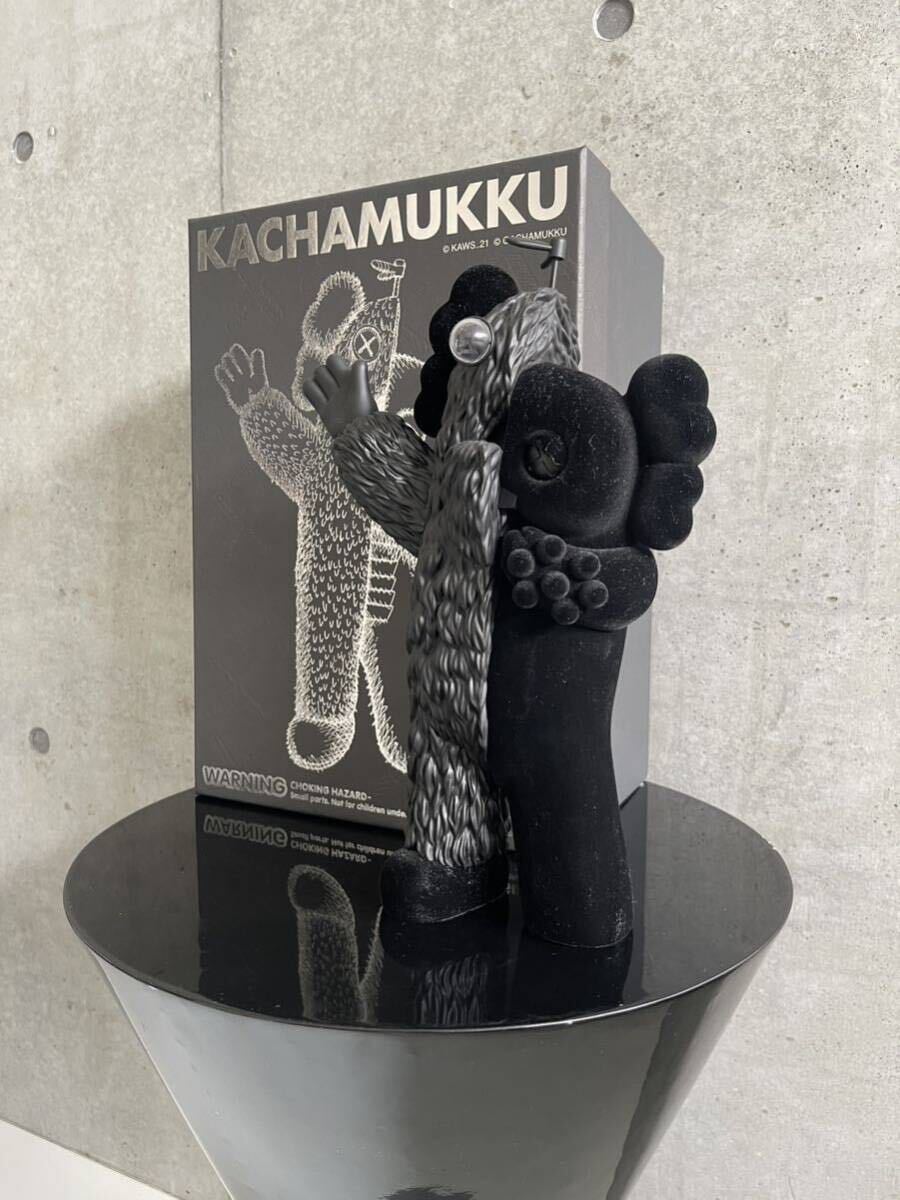 KAWS KACHAMUKKU Vinyl Figure Black colorway カウズ KAWS KACHAMUKKU Vinyl Figure Black colorway カウズ