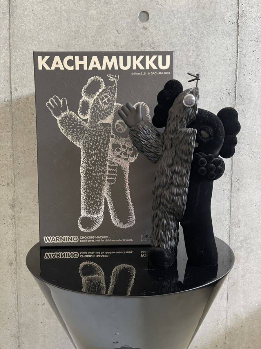 KAWS KACHAMUKKU Vinyl Figure Black colorway カウズ KAWS KACHAMUKKU Vinyl Figure Black colorway カウズ