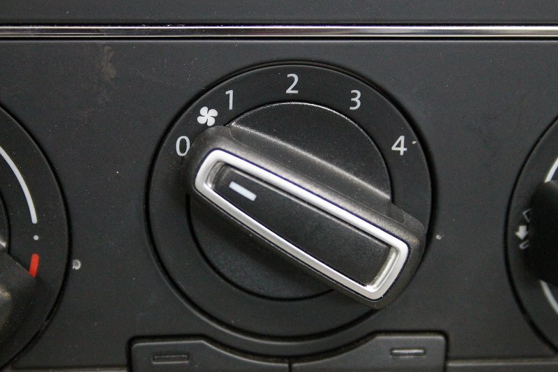VW フォルクスワーゲン Polo ボロ TSI コンフォートライン 後期 (6RCBZ) 純正 エアコンスイッチパネル マニュアル 6C0.820.045.A p045845_画像3