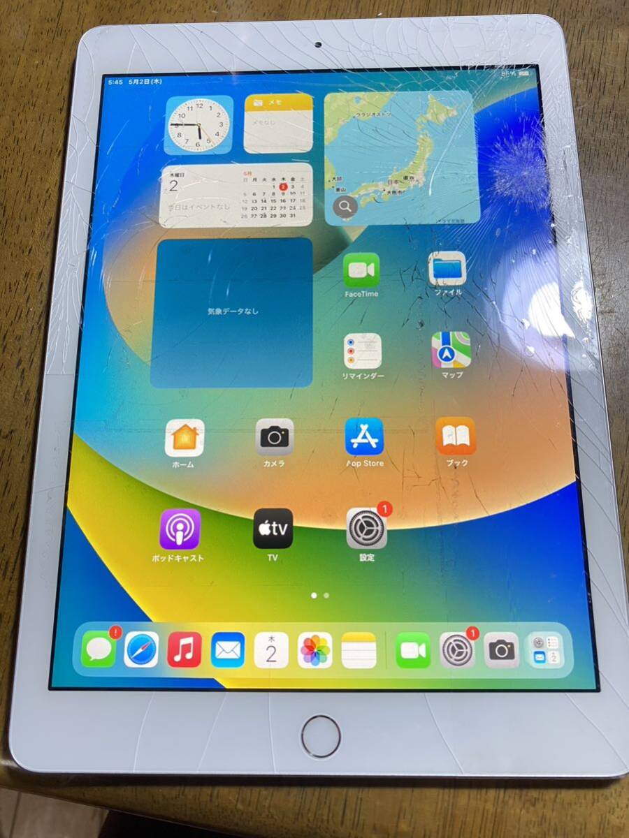 送料無料 docomo Apple iPad 第5世代 32GB シルバー 中古 本体 白ロム SIMフリー 訳あり品_画像3