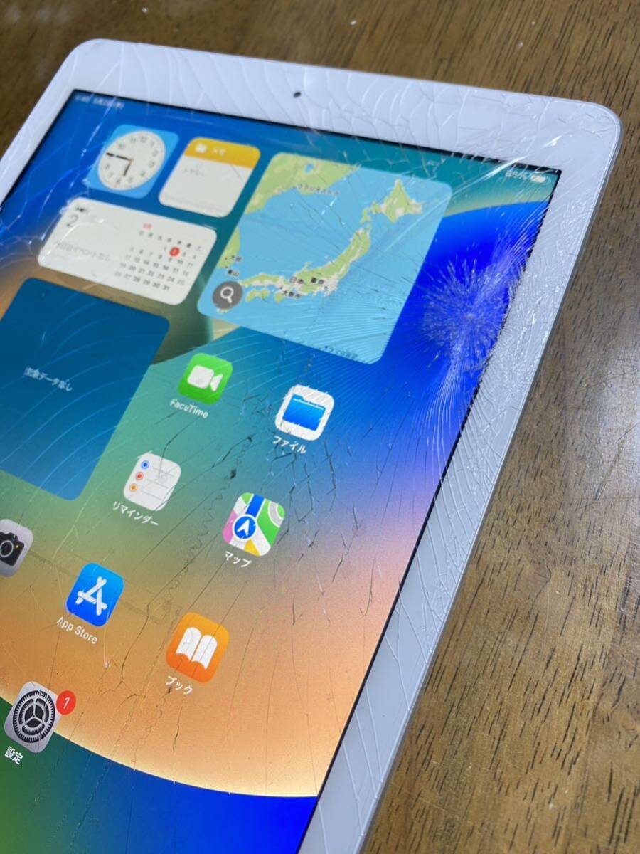 送料無料 docomo Apple iPad 第5世代 32GB シルバー 中古 本体 白ロム SIMフリー 訳あり品_画像4