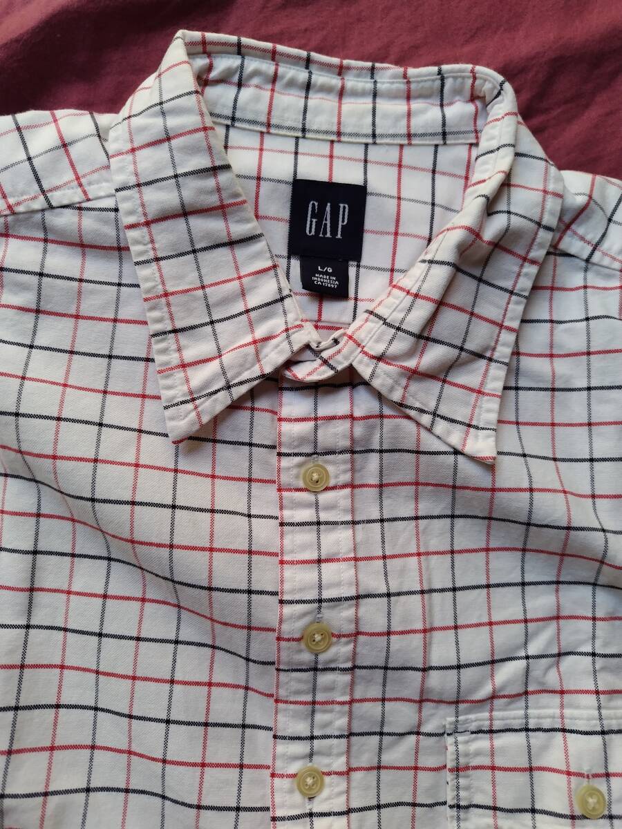 GAP チェック半袖シャツ、a.v.v. HOMME 半袖ストライプシャツ、GAP 水色半袖シャツ　メンズ三点セット_画像3