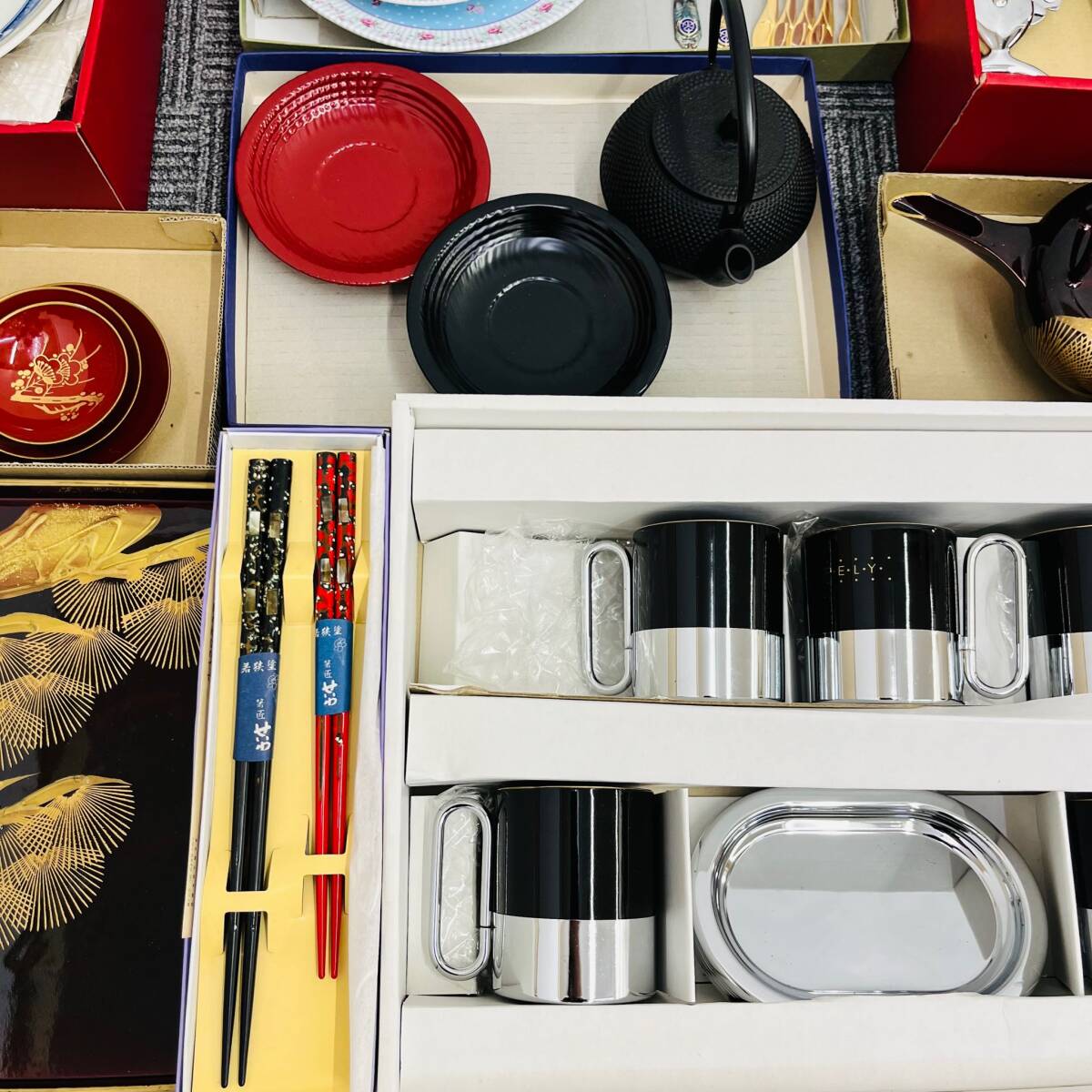 食器まとめ 複数 洋食器 和食器 食器 ステンレス製 お皿 スプーン フォーク カップソーサー 陶器 コーヒーセット テーブルウェア 保管品の画像9