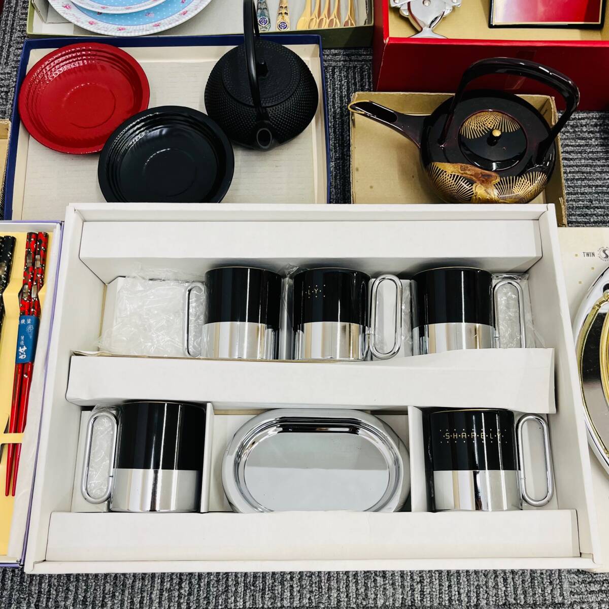 食器まとめ 複数 洋食器 和食器 食器 ステンレス製 お皿 スプーン フォーク カップソーサー 陶器 コーヒーセット テーブルウェア 保管品の画像7