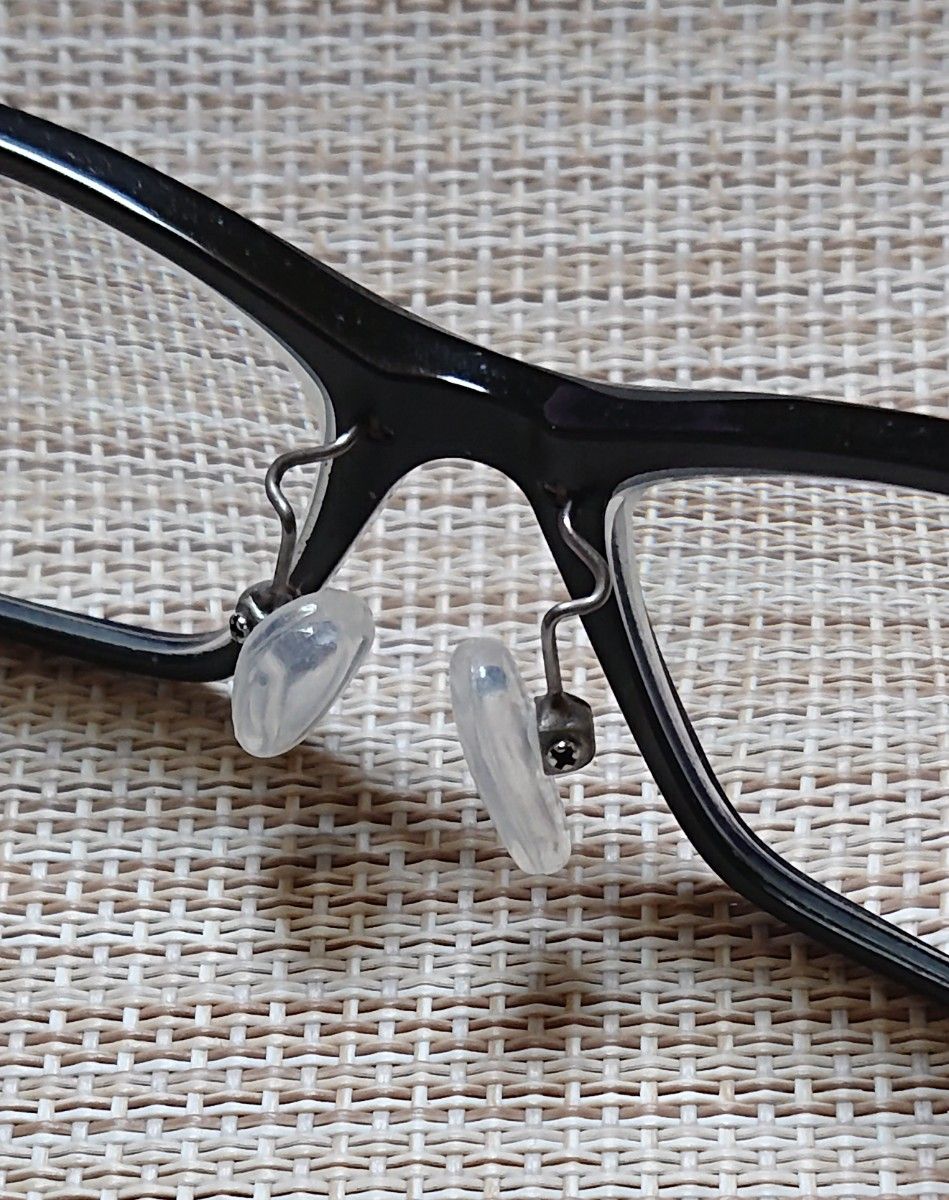 お試し♪《ノーズパット》鼻パット 1組 ネジ付き 交換 シリコン クリア 眼鏡 サングラス 老眼鏡 PCネガネ 伊達眼鏡