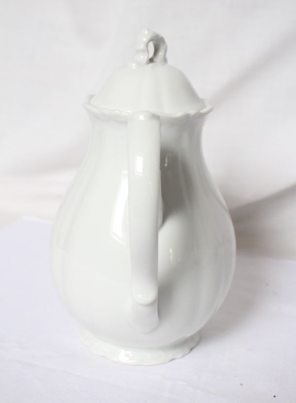 ドイツ アンティーク BAVARIA 古い陶器の小さなサイズのコーヒーポット 白色 レリーフ模様 美品_画像4