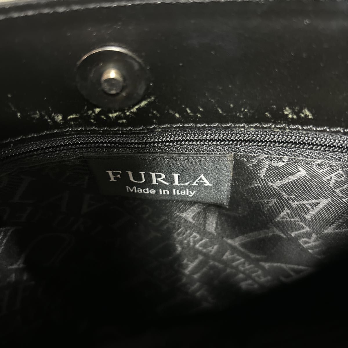 【肩掛け可能】　フルラ　FURLA  ハンドバッグ　トートバッグ　レザー　ロゴ型押し　 ブラック 黒