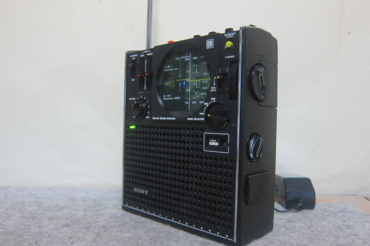 SONY ソニー スカイセンサー ICF-5600 FM/SW/MW3バンドラジオ 電源表示灯、ACアダプター付 動作確認品 12-33