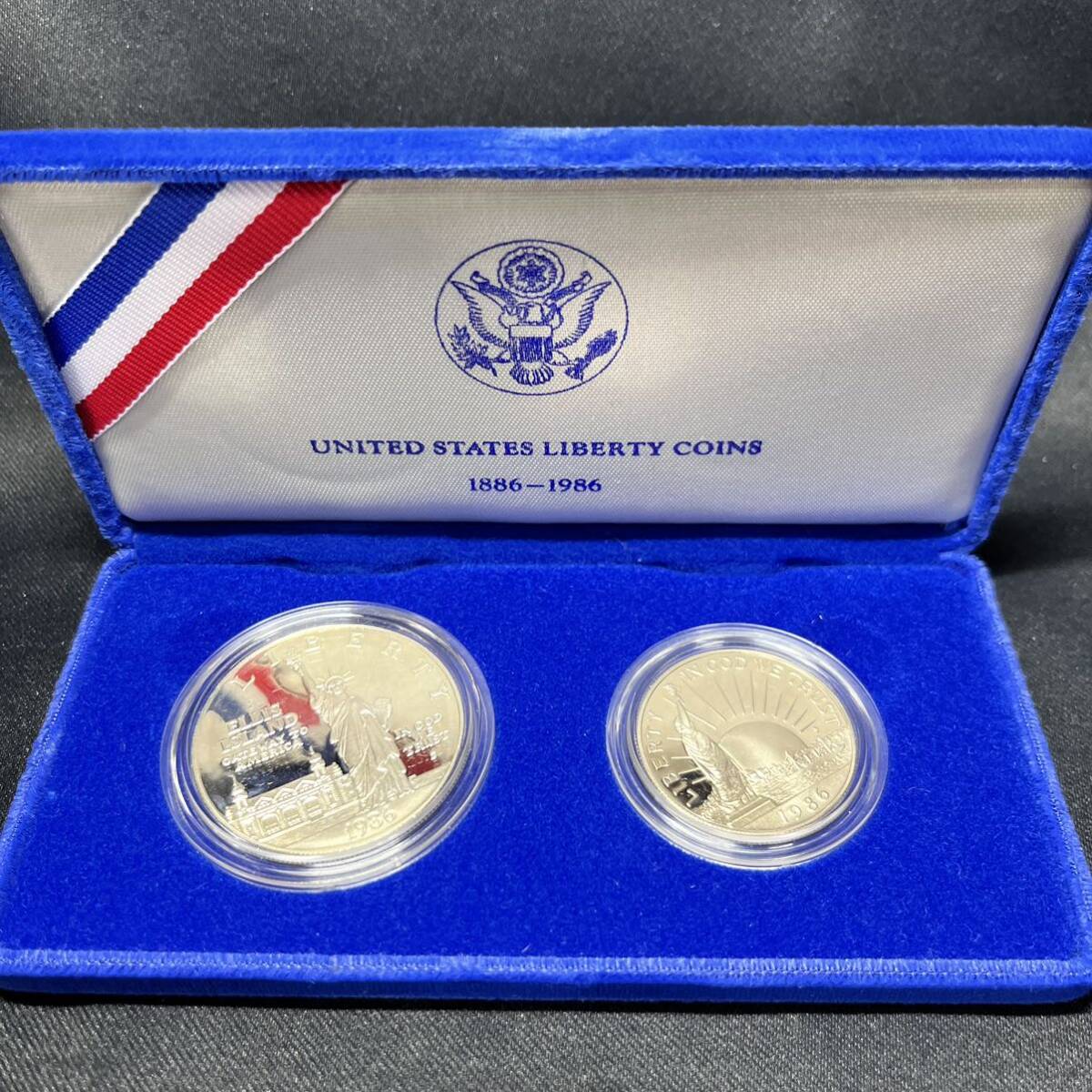UNITED STATES LIBERTY COINS アメリカ 記念コイン 銀貨 自由の女神 1ドル ハーフダラー 1986年の画像2