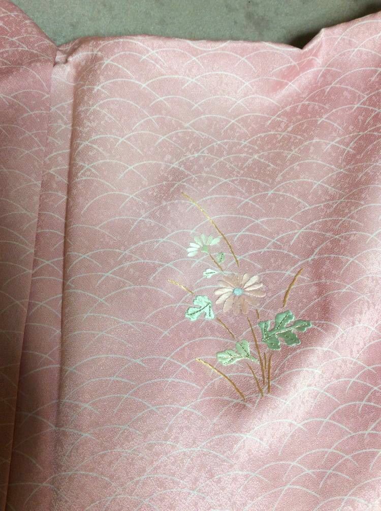 QM1225《美品》和装 着物 絹素材 桃色 ピンク色 刺繍花柄 露芝文様_画像4