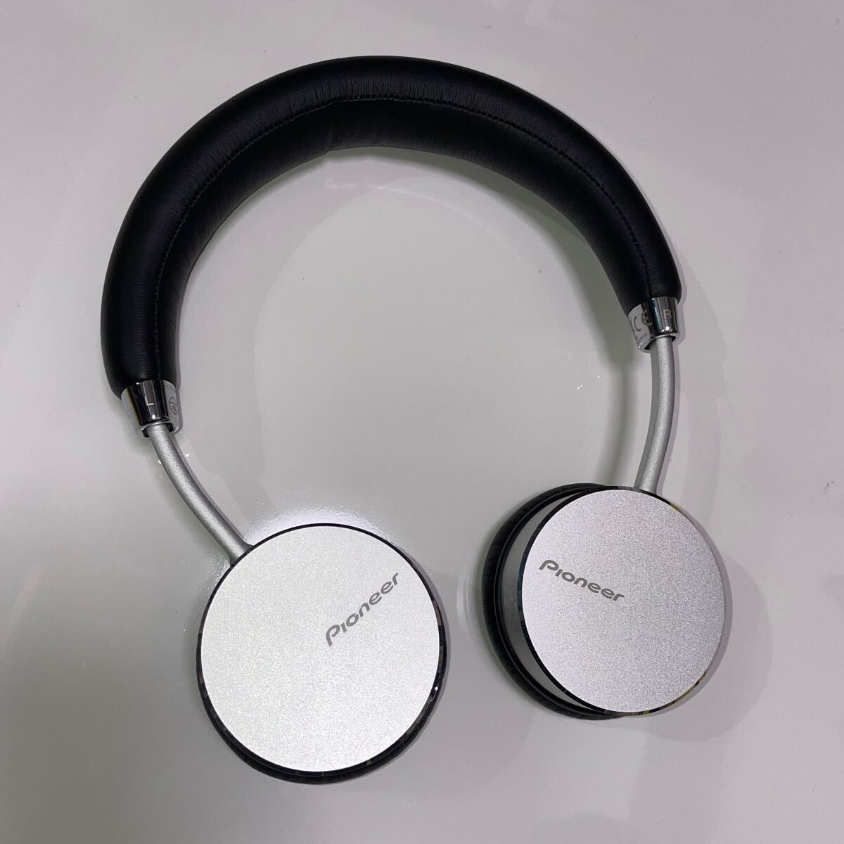 LN501d beautiful goods used Pioneer SE-MJ561BT Bluetooth headphone air-tigh type on year folding type SE-MJ561BT wireless headphone 