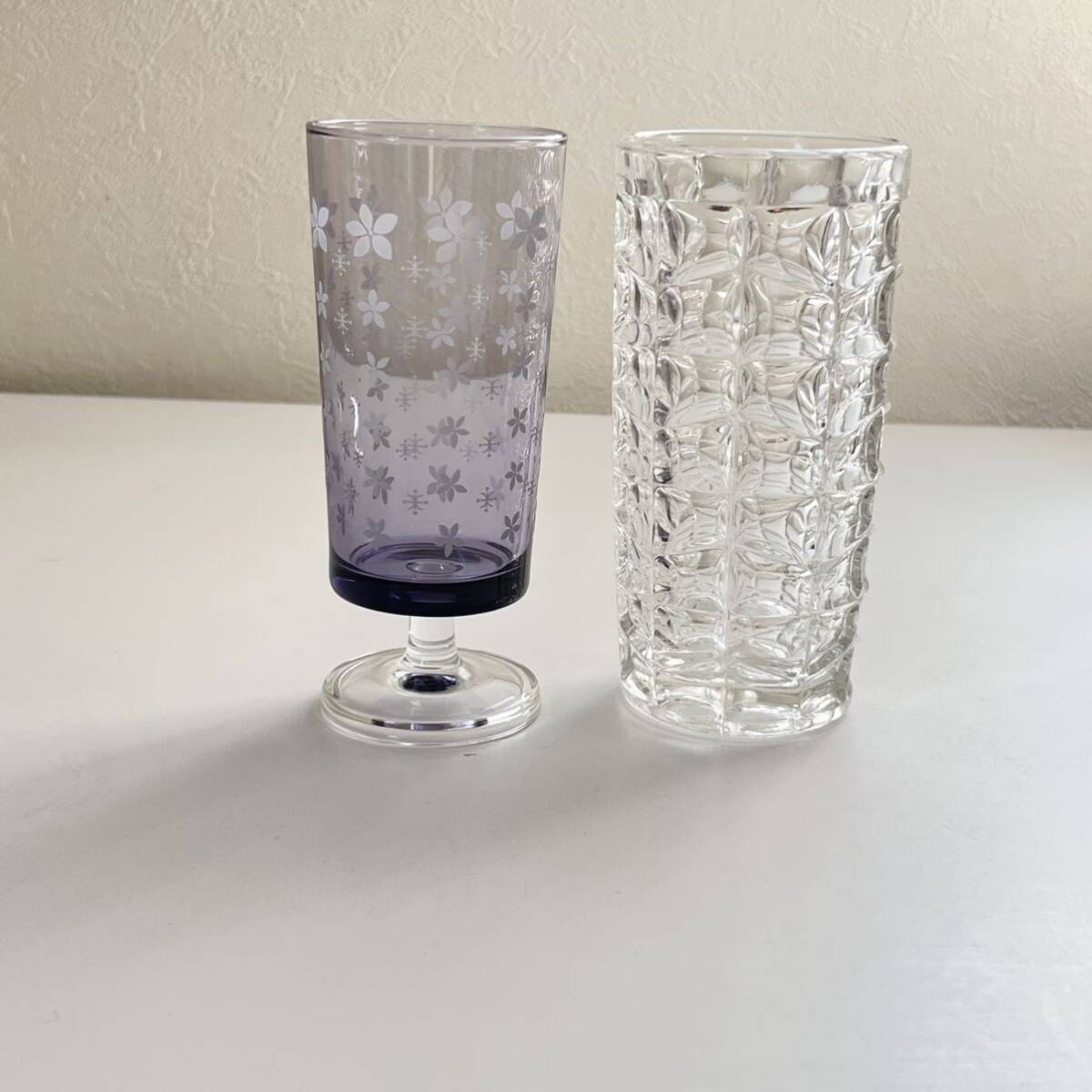 昭和レトロ グラス 2点セット アデリア 脚付き アンバーガラス パープル 花柄 カッティンググラス 透明 当時物 ガラスコップ_画像1