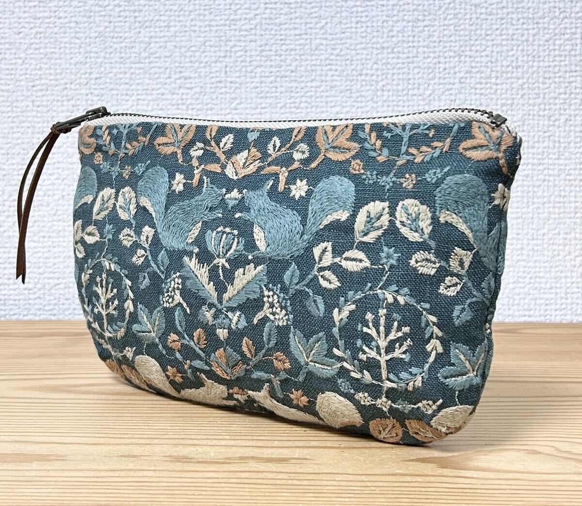 ★ハンドメイド マチ付き ポーチ 通帳ケース コスメポーチ リスノモリ ブルーグリーン 刺繍 ★ 点と線 模様製作所 生地 はぎれ 使用 りす_画像2