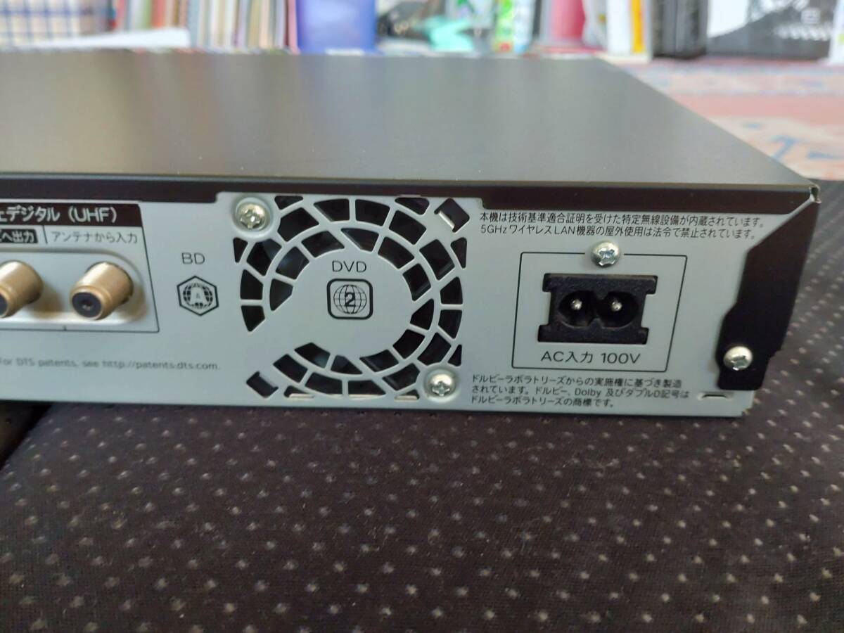 1TB SHARP シャープ HDD/BD レコーダー BD-W1600 2015年製 本体・純正リモコン・B-CAS・ケーブル ※ 通電確認のみの故障品（ジャンク品）_画像6