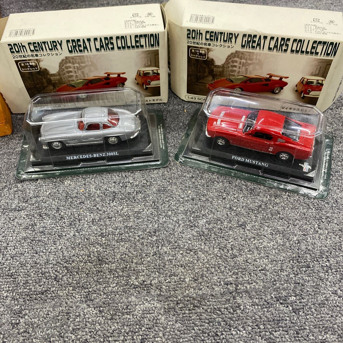 05196ミニカー 1/43 「20世紀の名車コレクション」　2つセット　FORD MUSTANG 、MERCEDES-BENZ 300SL_画像1