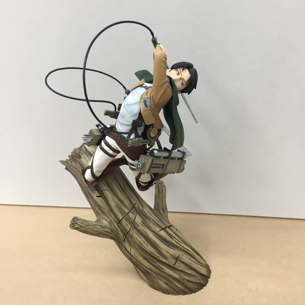 △【T097】中古品 KOTOBUKIYA『進撃の巨人 1/8スケール ARTFX J リヴァイ リニューアルパッケージver. 塗装済完成品 フィギュア/兵長』△_画像2