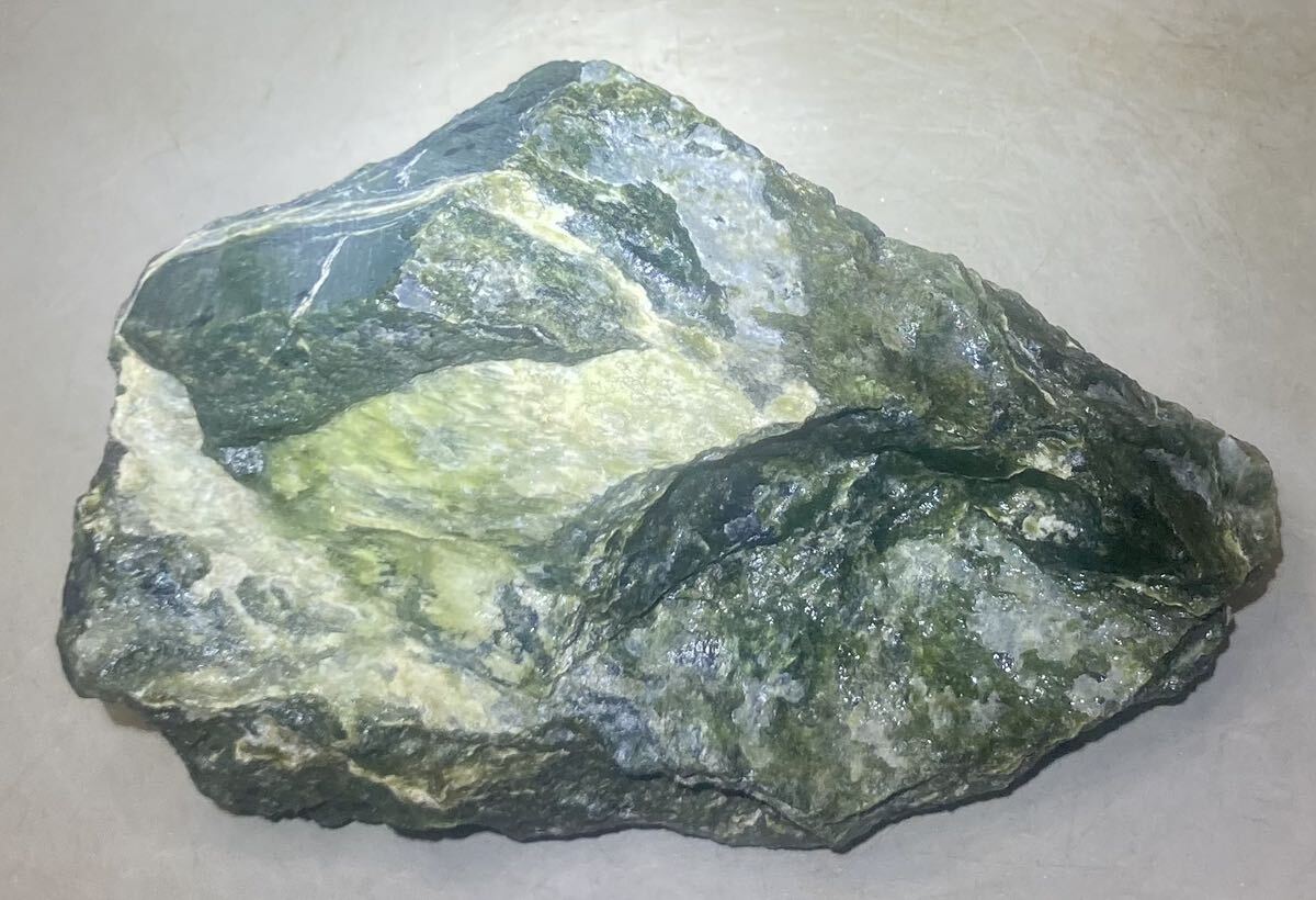 インドネシア スマトラ島 アチェ産大きな天然ネフライト原石513gの画像1