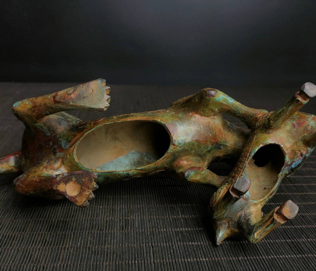 旧藏 青銅器 中国春秋戦国時代の青銅虎食獣 時代物 中國古美術 旧藏 青銅器 中国春秋戦国時代の青銅虎食獣 時代物 中國古美術