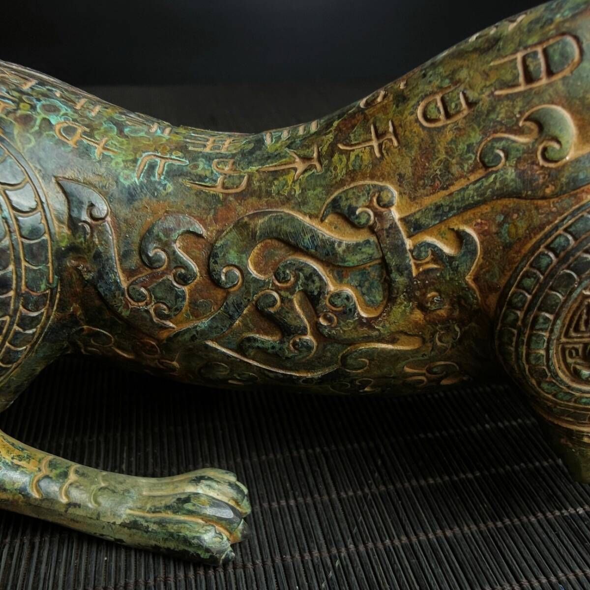 旧藏 青銅器 中国春秋戦国時代の青銅虎食獣 時代物 中國古美術 旧藏 青銅器 中国春秋戦国時代の青銅虎食獣 時代物 中國古美術