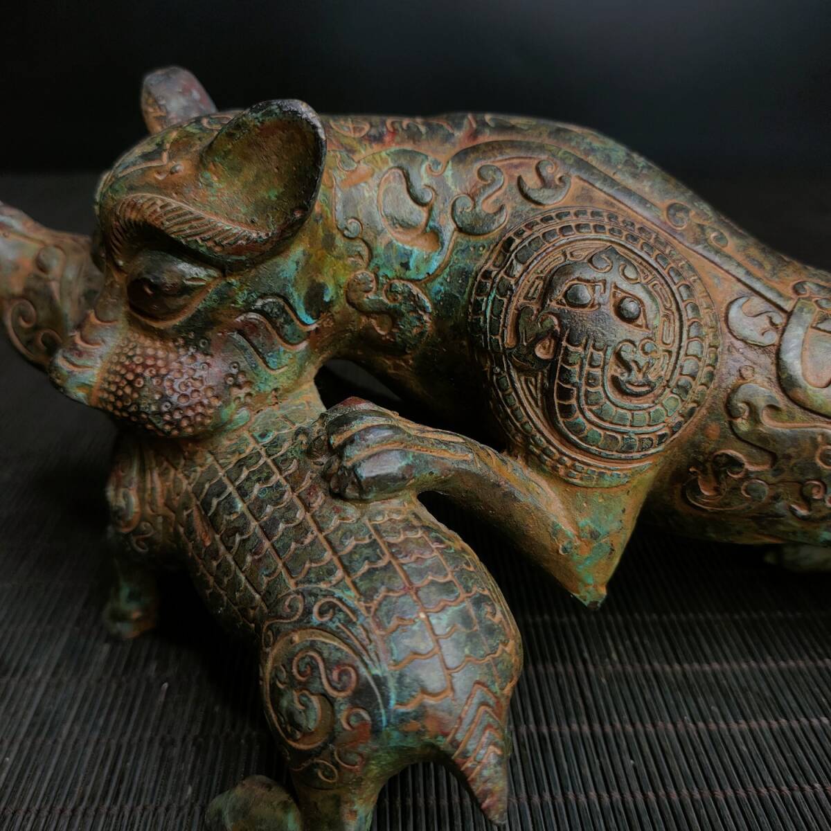 旧藏 青銅器 中国春秋戦国時代の青銅虎食獣 時代物 中國古美術 旧藏 青銅器 中国春秋戦国時代の青銅虎食獣 時代物 中國古美術