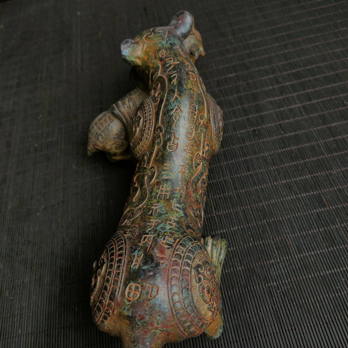 旧藏 青銅器 中国春秋戦国時代の青銅虎食獣 時代物 中國古美術 旧藏 青銅器 中国春秋戦国時代の青銅虎食獣 時代物 中國古美術