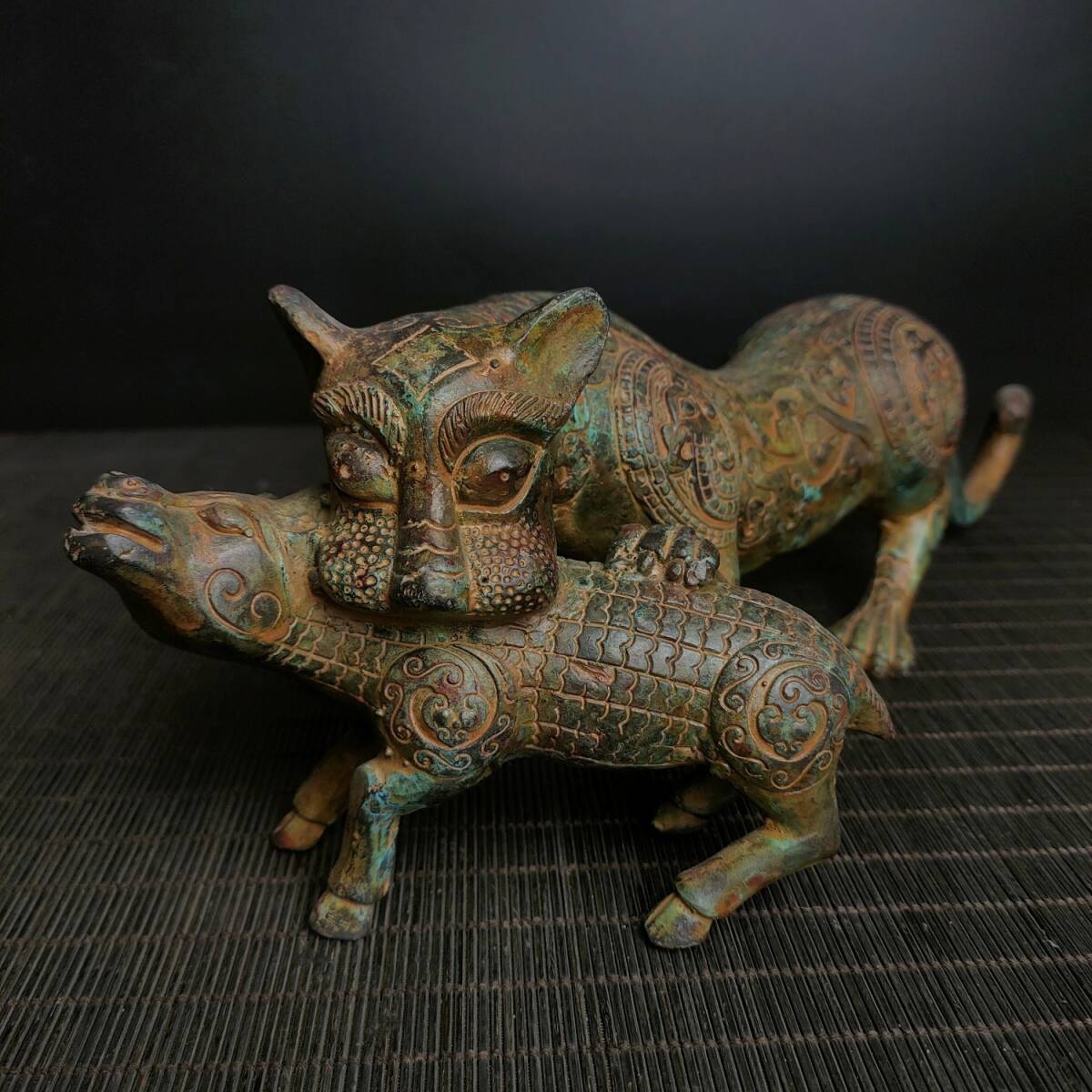 旧藏 青銅器 中国春秋戦国時代の青銅虎食獣 時代物 中國古美術 旧藏 青銅器 中国春秋戦国時代の青銅虎食獣 時代物 中國古美術