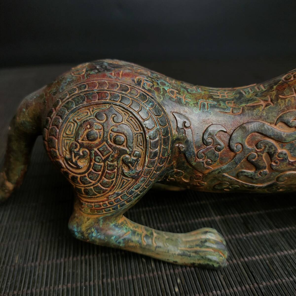 旧藏 青銅器 中国春秋戦国時代の青銅虎食獣 時代物 中國古美術 旧藏 青銅器 中国春秋戦国時代の青銅虎食獣 時代物 中國古美術