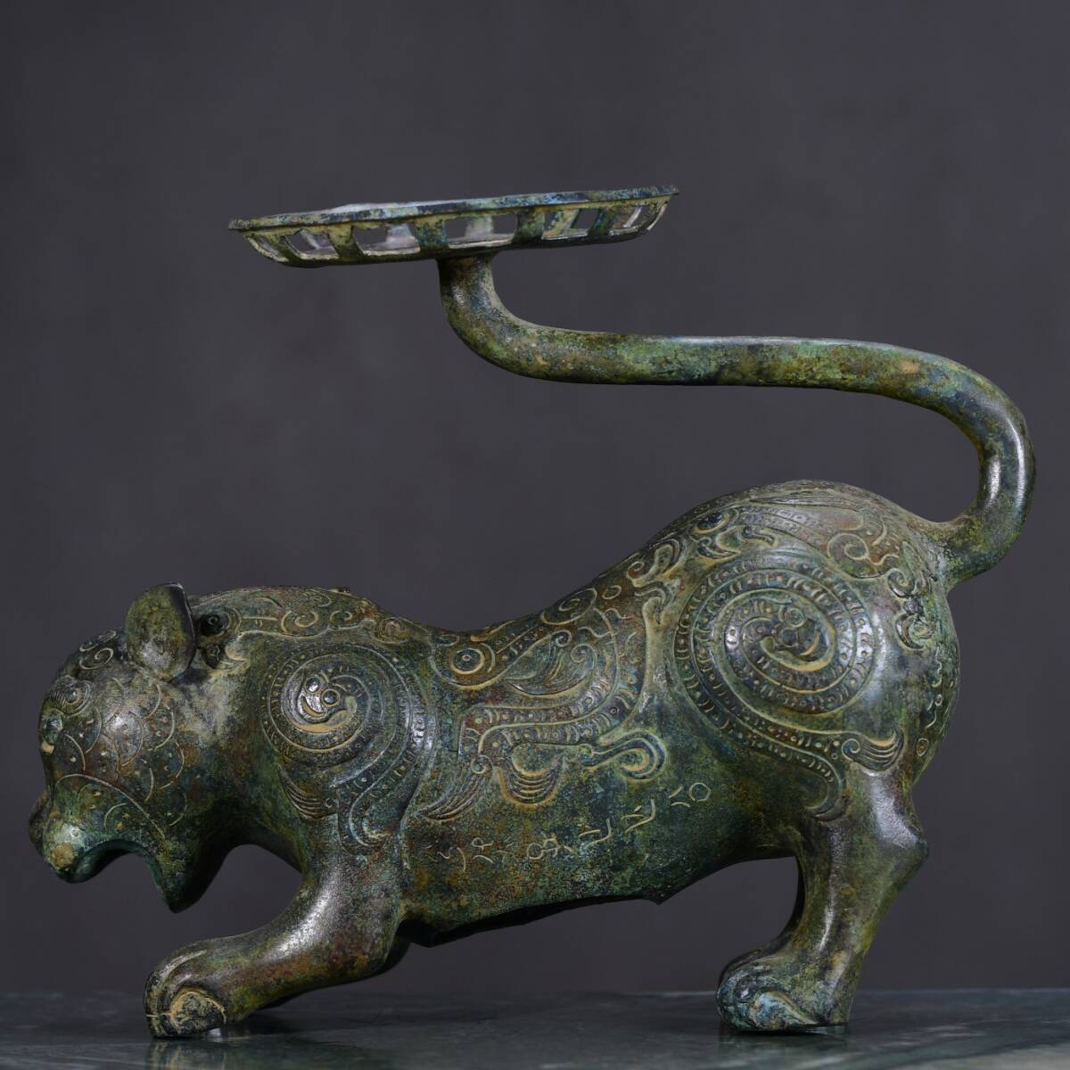 旧藏 中国前漢時代の青銅虎灯台 青銅器 時代物 中國古美術 極細工 旧藏 中国前漢時代の青銅虎灯台 青銅器 時代物 中國古美術 極細工