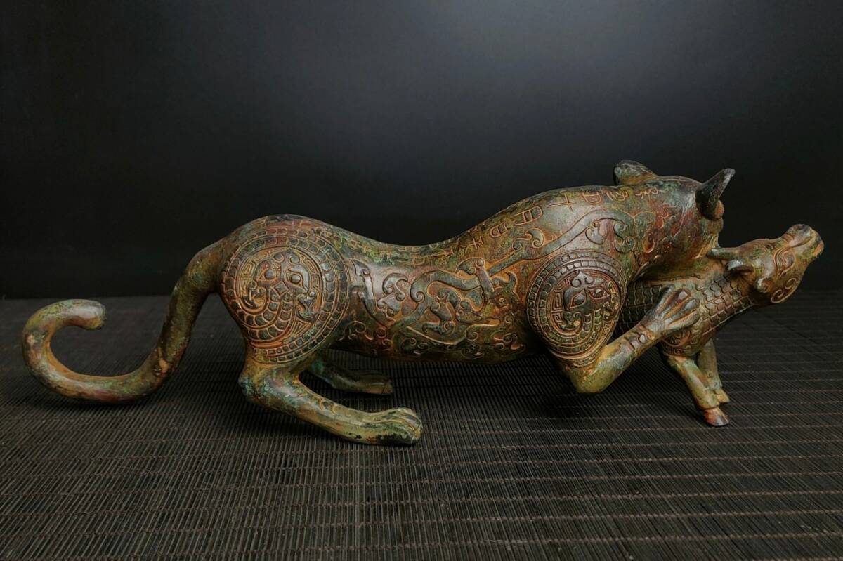旧藏 青銅器 中国春秋戦国時代の青銅虎食獣 時代物 中國古美術 旧藏 青銅器 中国春秋戦国時代の青銅虎食獣 時代物 中國古美術