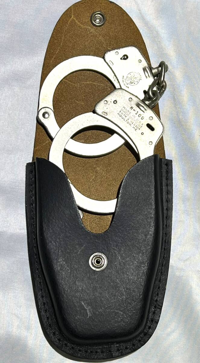  hand pills Smith & Wesson S&W Smith&Wesson hand cuff key missing approximately 288g leather made hand pills case attaching 