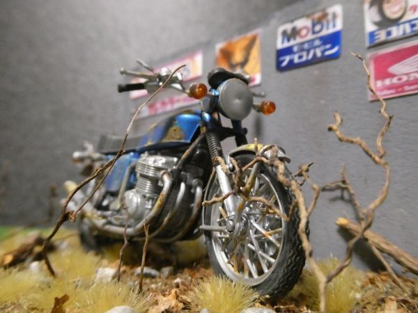 昭和レトロ 1/24 HONDA CB750K0 情景ジオラマ完成品 ケース付_画像1