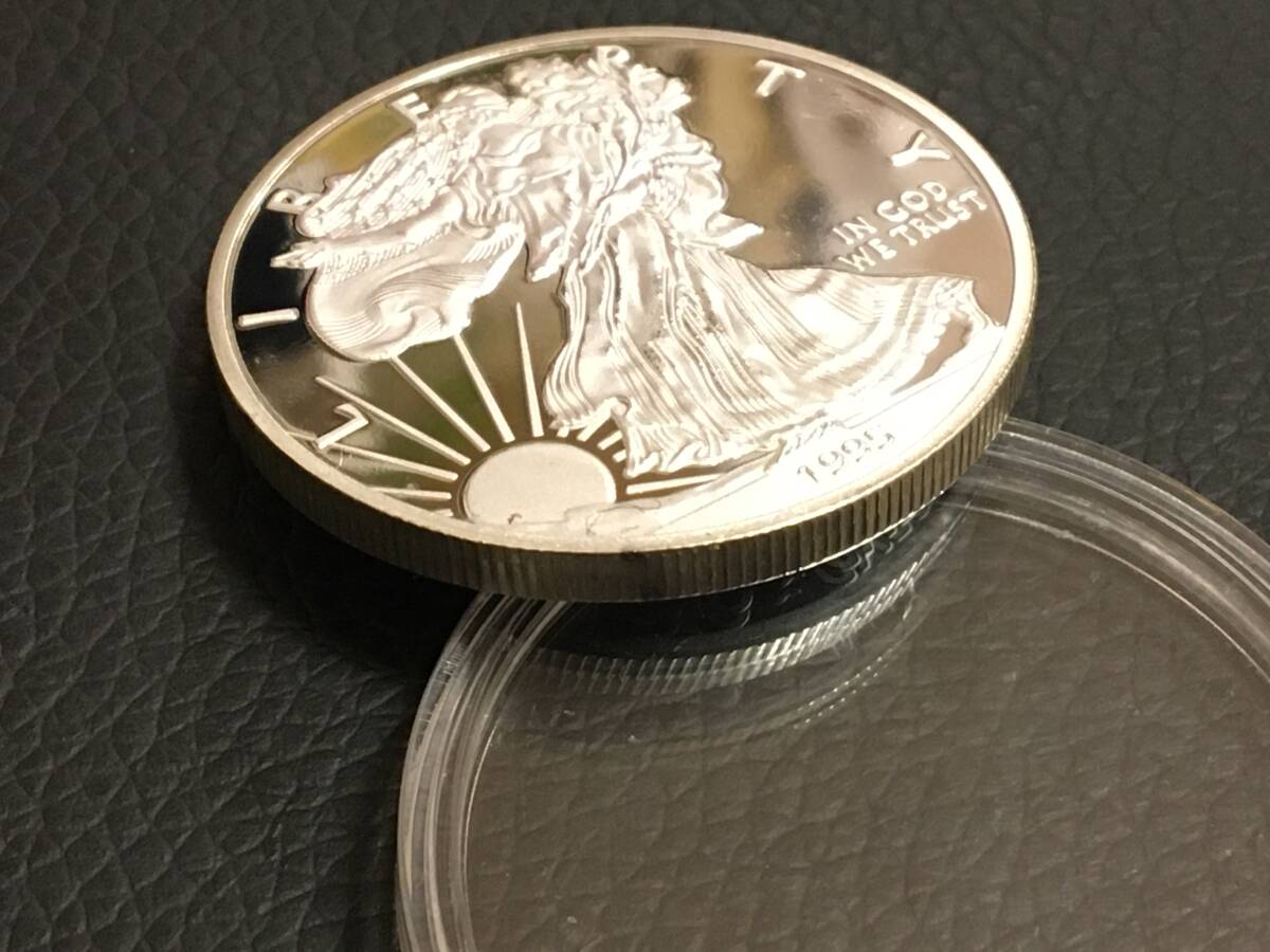 Z19-18)海外丸形記念銀貨、コイン、メダル*1995年アメリカ女神*参考品1枚　シルバー_画像3