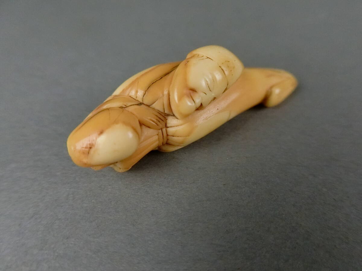 . thing small . deer angle umbrella . person netsuke ( Edo era )