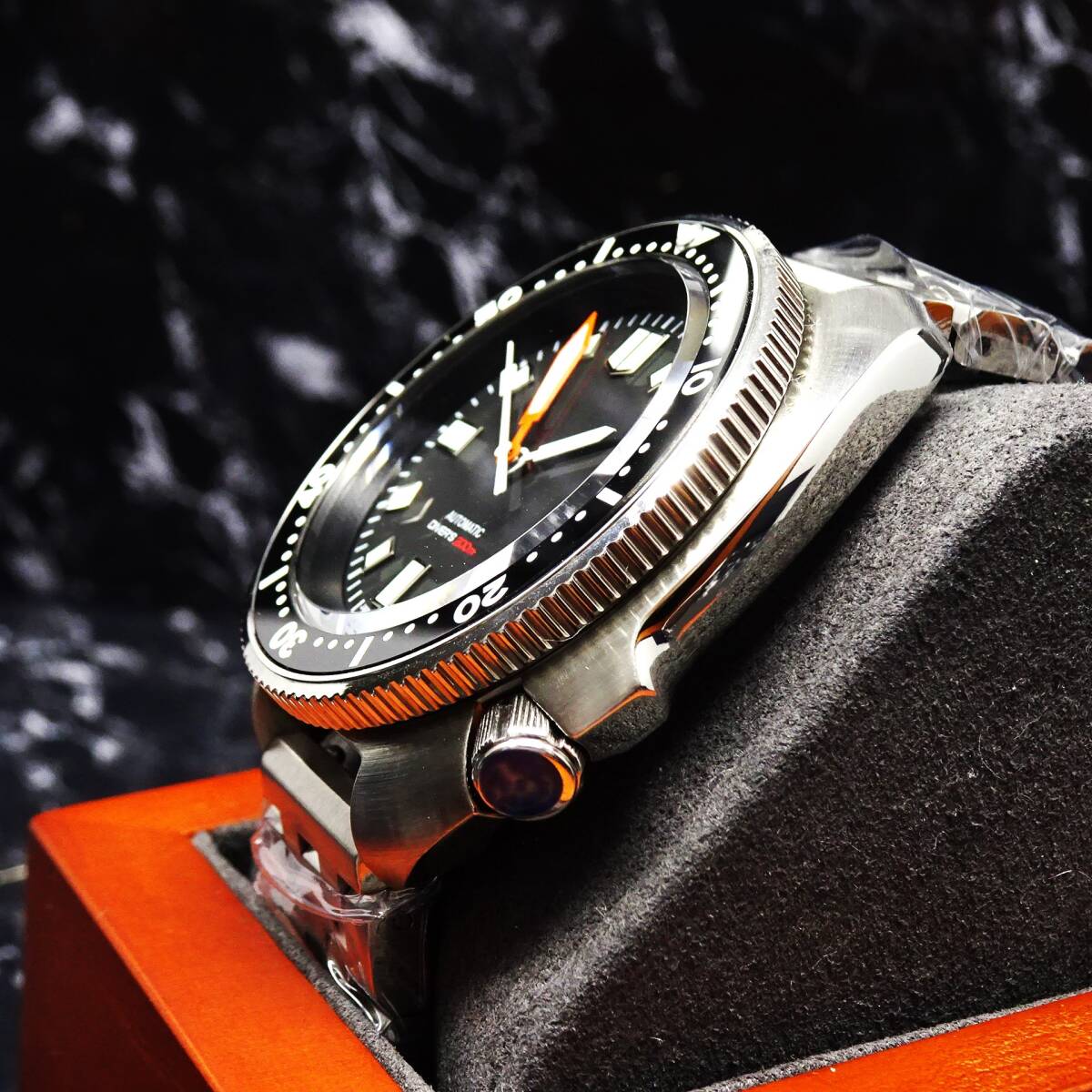 送料無料〓新品〓ノーロゴ・200m防水・NH35オートマチック機械式・アワビダイバー腕時計・オマージュウオッチ・フルメタル・ブラック文字盤の画像3