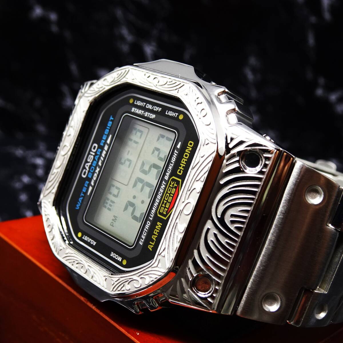 〓送料無料〓新品〓Gショックカスタム本体付きDW5600デジタル腕時計ステンレス製ベネチアン柄エンボス加工ベゼル・フルメタルモデル_画像2