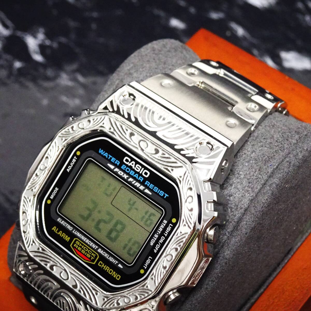 〓送料無料〓新品〓Gショックカスタム本体付きDW5600デジタル腕時計ステンレス製ベネチアン柄エンボス加工ベゼル・フルメタルモデル_画像8