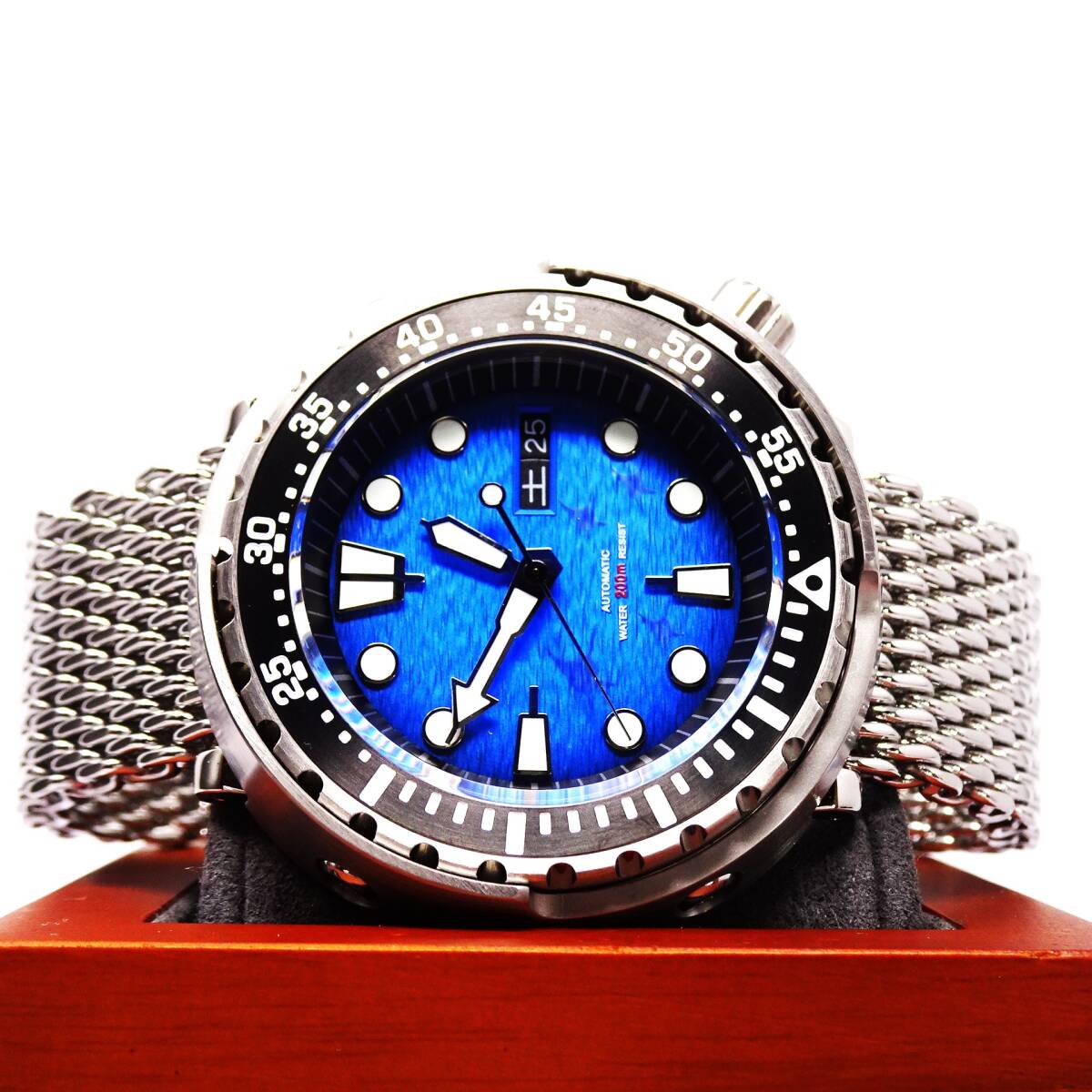 送料無料・新品・ノーロゴ・ツナ缶ダイバーメンズNH35機械式自動巻腕時計 ・オマージュウオッチ・シャークメッシュロック式ベルト・ブルー_画像2
