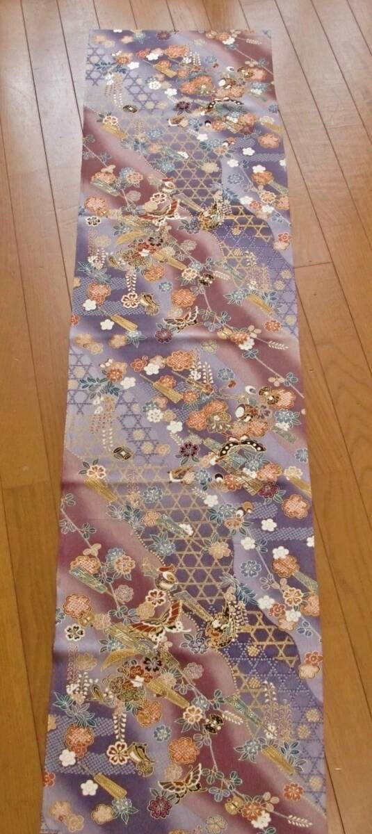 ◆琳花◆ 正絹縮緬はぎれ 紫に蝶・桜・宝尽くし 金彩 未使用 美品 37×146 古布 着物はぎれ ちりめん細工 吊るし飾り お人形 クッション_画像2