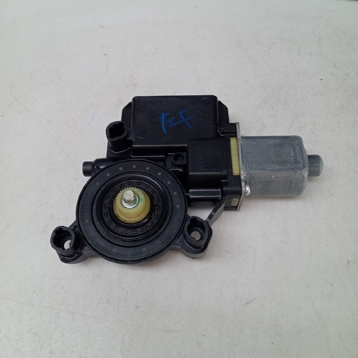 6RCGG VW Polo original left front door regulator motor 2Z6-20-1/24C5264* including in a package un- possible 