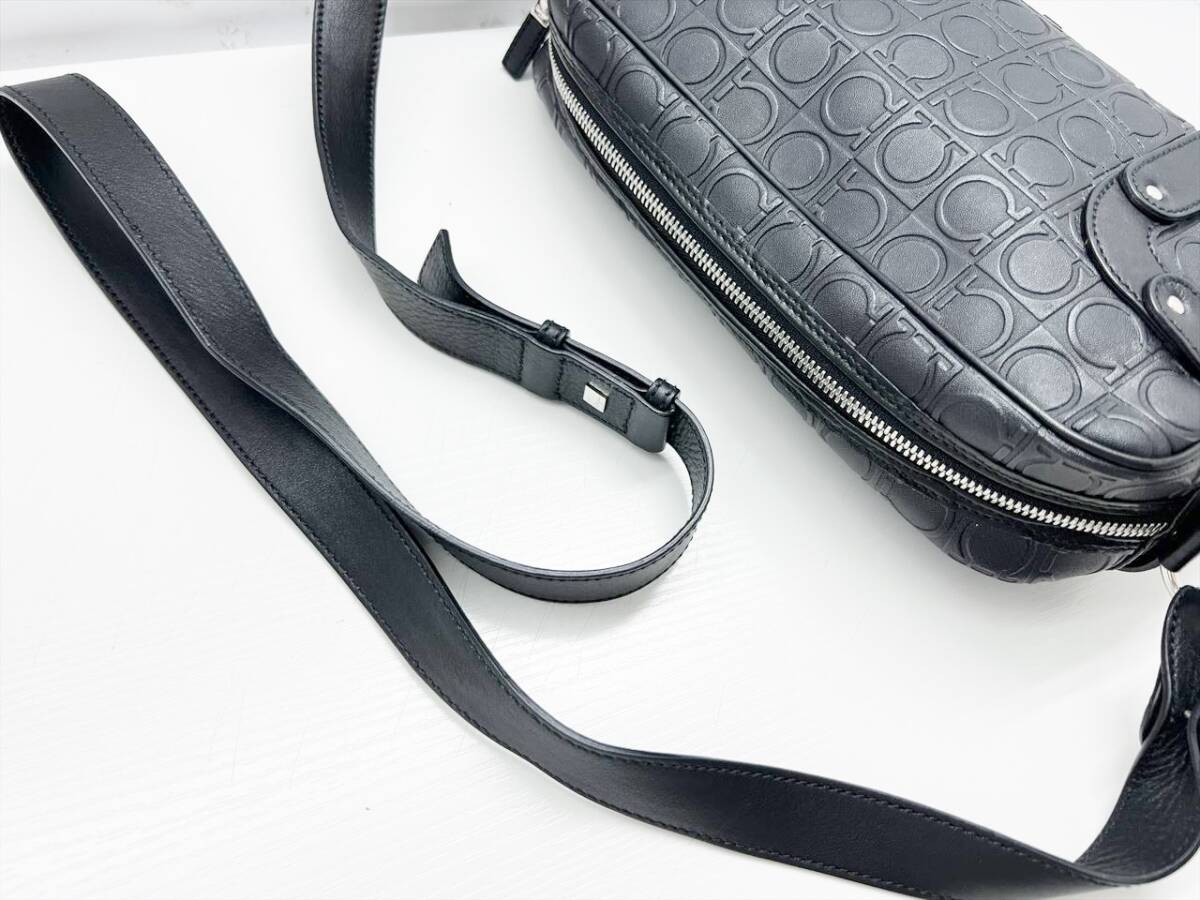 美品 Salvatore Ferragamo フェラガモ ガンチーニ ロゴエンボス 美品 Salvatore Ferragamo フェラガモ ガンチーニ ロゴエンボス