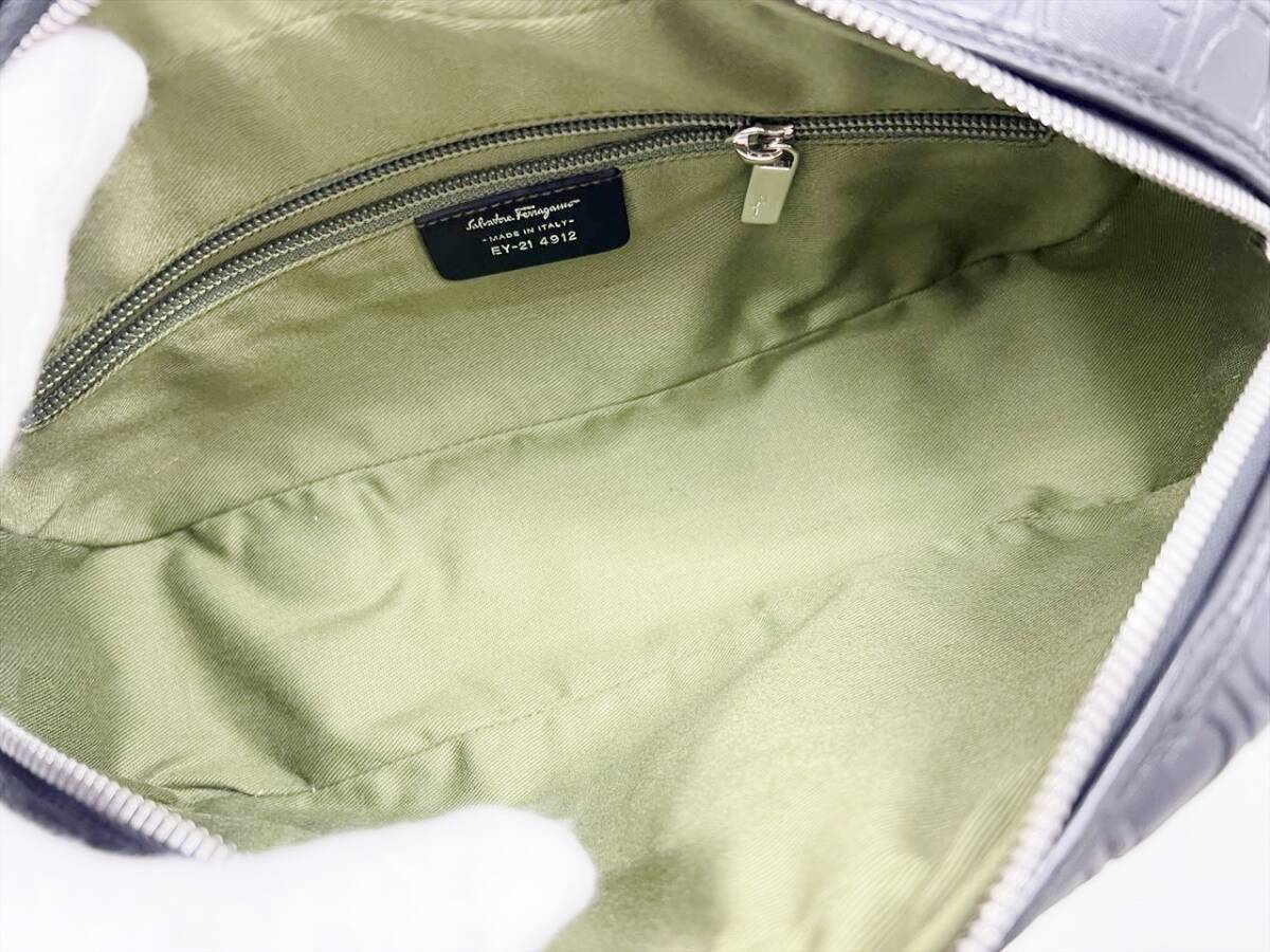 美品 Salvatore Ferragamo フェラガモ ガンチーニ ロゴエンボス 美品 Salvatore Ferragamo フェラガモ ガンチーニ ロゴエンボス