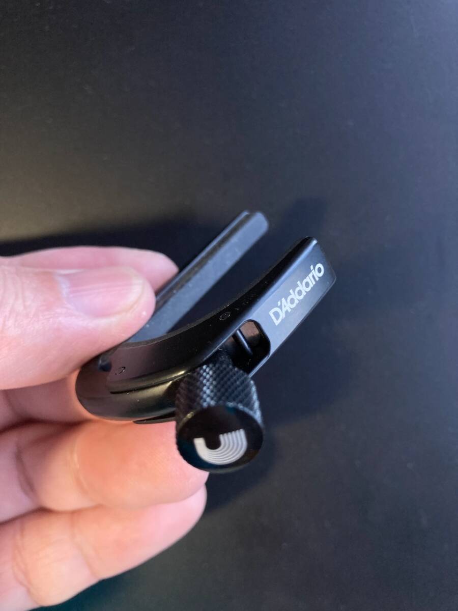 UH★（中古）美品　ダダリオ ウクレレ用カポ・軽量 NS Ukulele Capo Pro PW-CP-12　▼重さ12g_ロゴの印字面