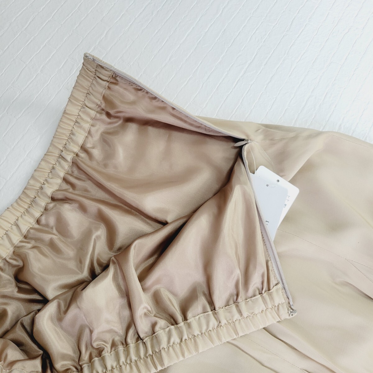 新品タグ付き　SLOBE IENA パネルフレアスカート スローブイエナ 大人っぽく着こなせる光沢感のあるパネルスカート ベージュ_画像3