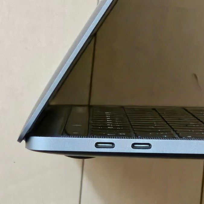 MacBook Pro A1989 13-inch 2018 SSD512GB メモリ16GB 極美品  本体のみ 使用回数少