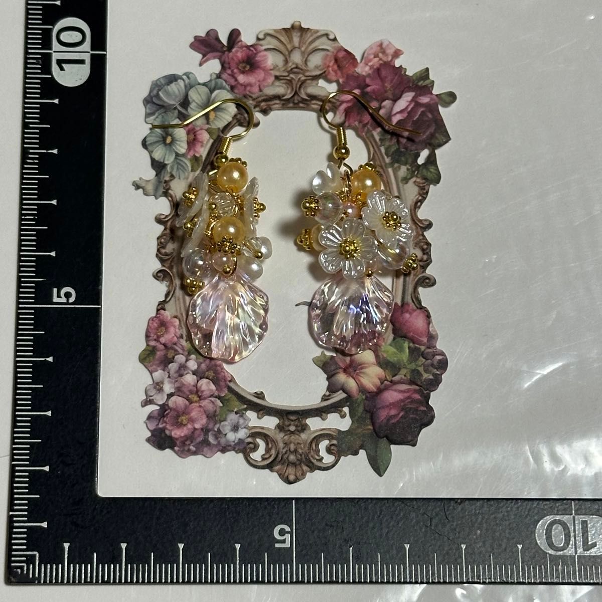 「小花・クリーム」フックピアス　ハンドメイド　ピアス　イヤリング　ビーズ