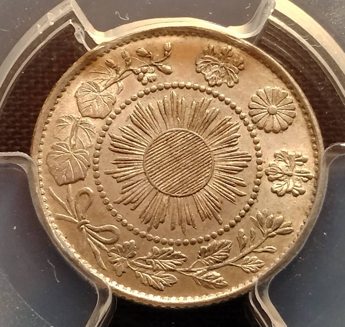 旭日竜10銭銀貨　明治3年　PCGS　MS63　不明瞭ウロコ　密葉脈　角度ズレエラー　エラーコイン　MintError　スラブコイン_画像2