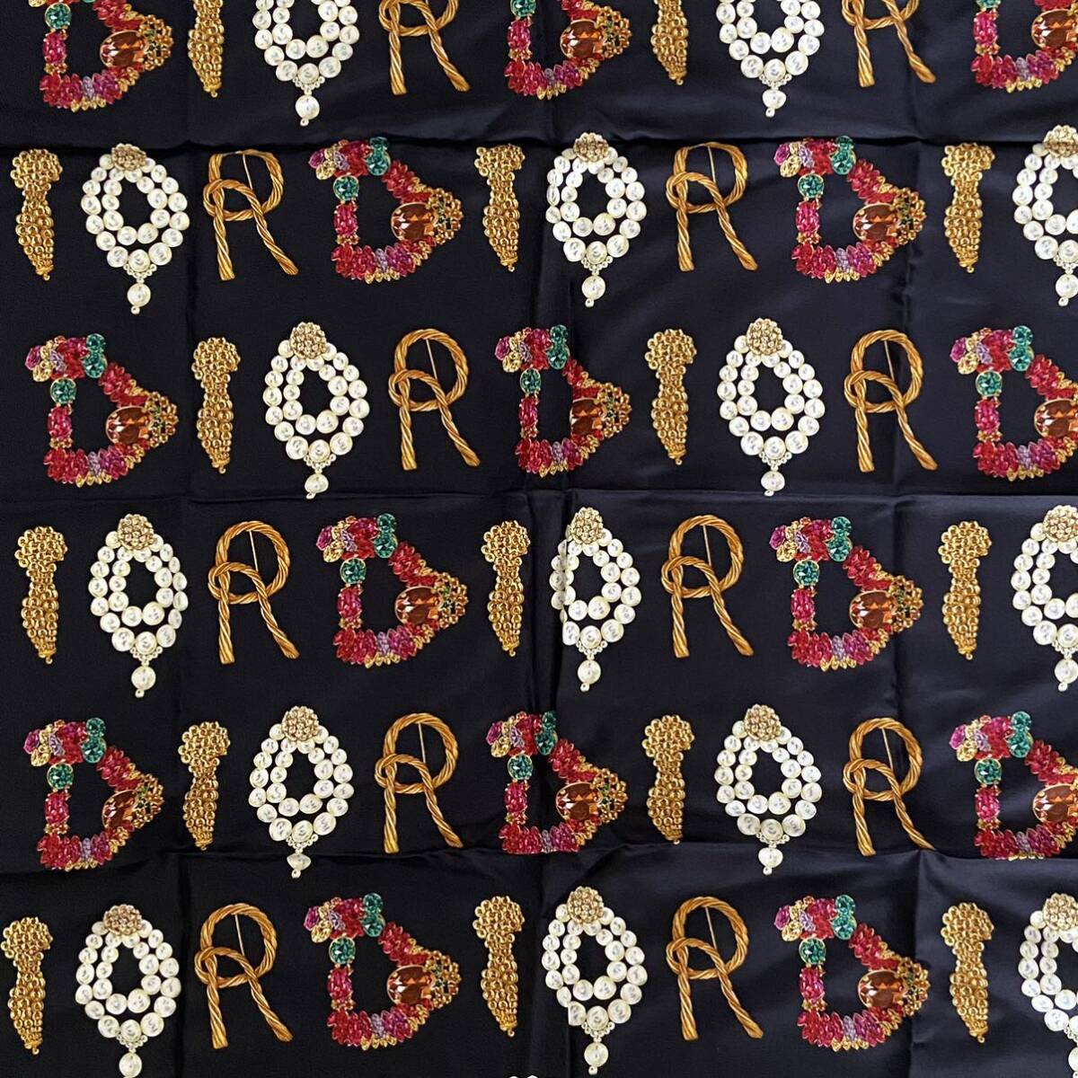 B4D040◆ クリスチャン ディオール Christian Dior シルク100％ ブラック×マルチカラー色 ロゴ ジュエリー柄 総柄 大判スカーフ スカーフの画像4